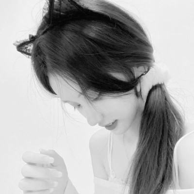 黑白高级感图片头像女