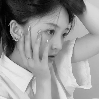 黑白高级感图片头像女