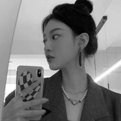 黑白高级感图片头像女