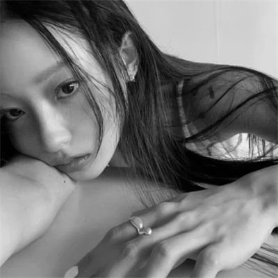 黑白高级感图片头像女
