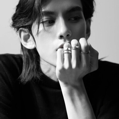 头像男深沉成熟