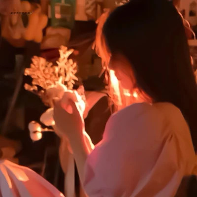 2025最火女生头像侧脸高级图片