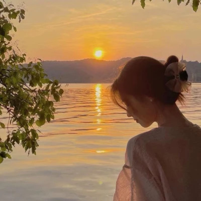 2025最火女生头像侧脸高级图片
