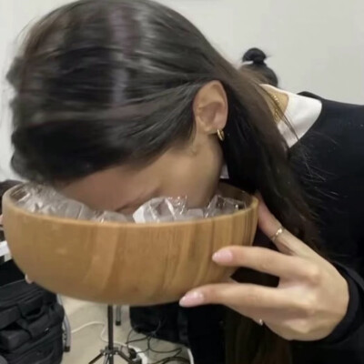 风格女头干净真人高清图片