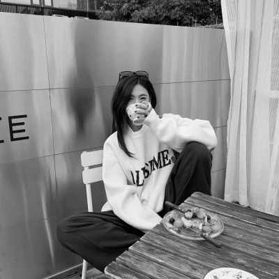 女生头像ins高级质感黑白