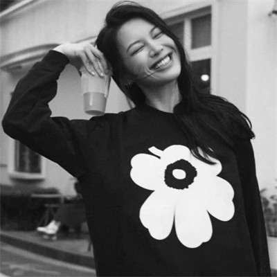 INS黑白女生头像