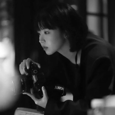INS黑白女生头像