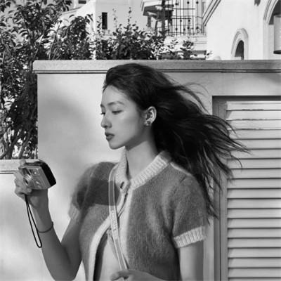 INS黑白女生头像