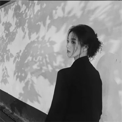 INS黑白女生头像