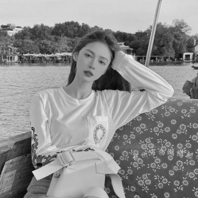 INS黑白女生头像