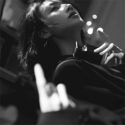 INS黑白女生头像
