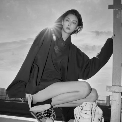 INS黑白女生头像