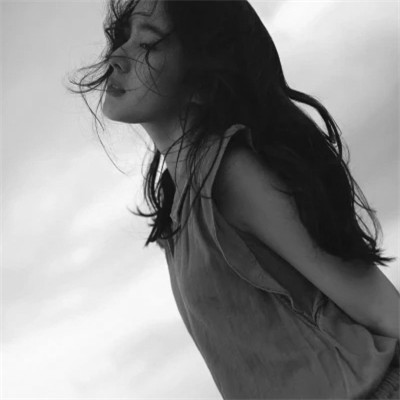 INS黑白女生头像