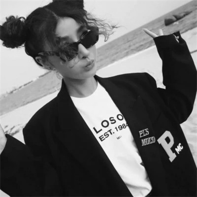 INS黑白女生头像