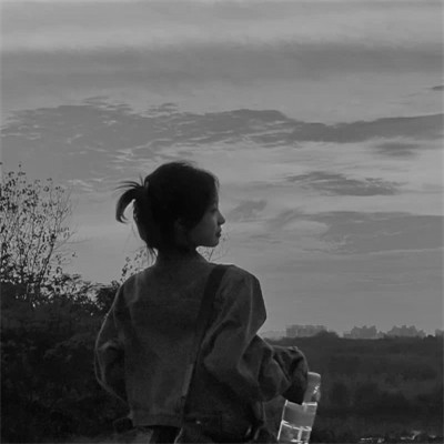 INS黑白女生头像