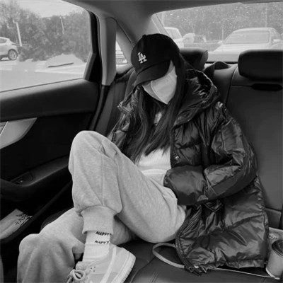 INS黑白女生头像