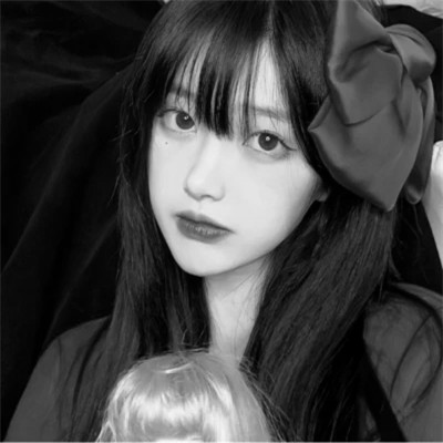 黑白女生头像真实可爱