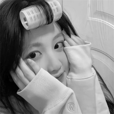 黑白女生头像真实可爱