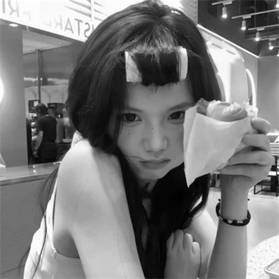 黑白女生头像真实可爱