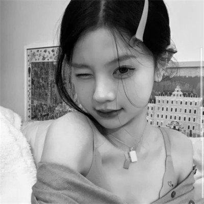黑白女生头像真实可爱
