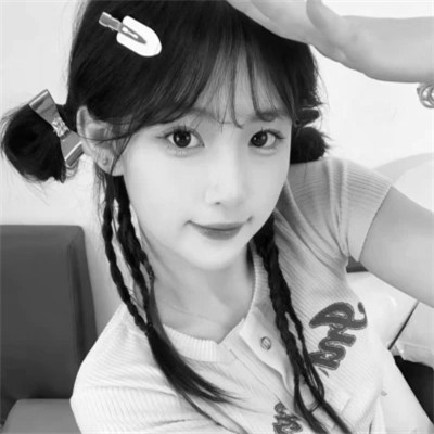 黑白女生头像真实可爱