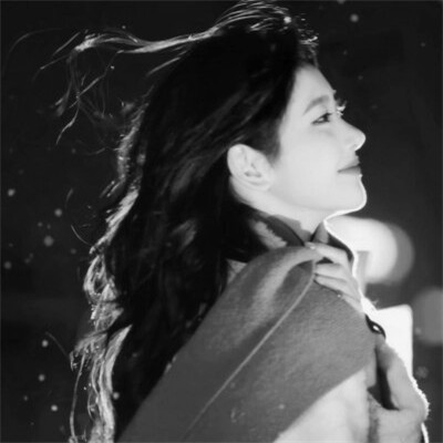 黑白女生头像真实可爱