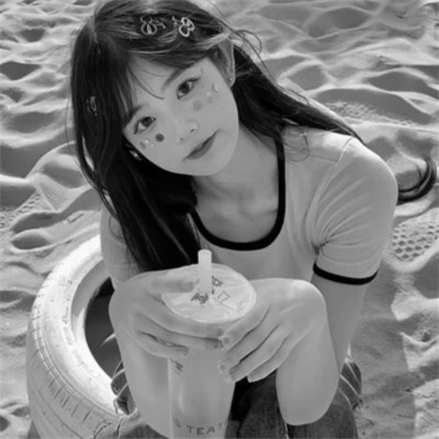 黑白女生头像真实可爱