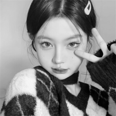 黑白女生头像真实可爱
