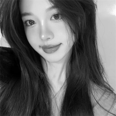 黑白女生头像真实可爱