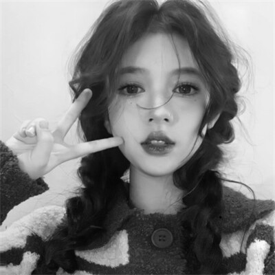 黑白女生头像真实可爱