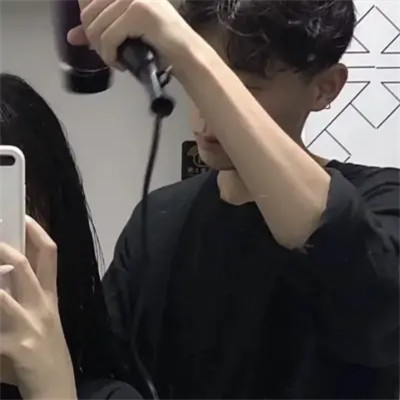 情侣头像一对两张拿手机自拍