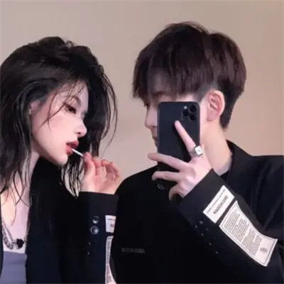 情侣头像一对两张拿手机自拍