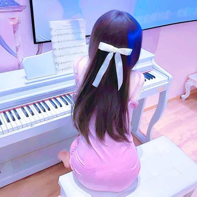 唯美女生坐着背影图片