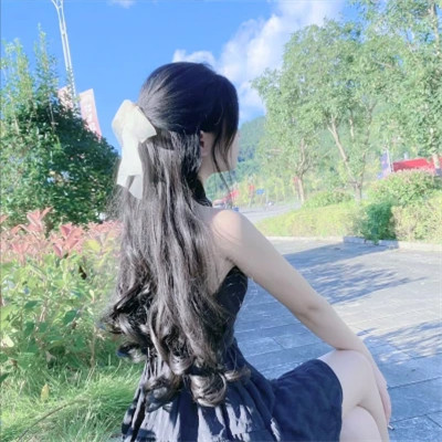 唯美女生坐着背影图片