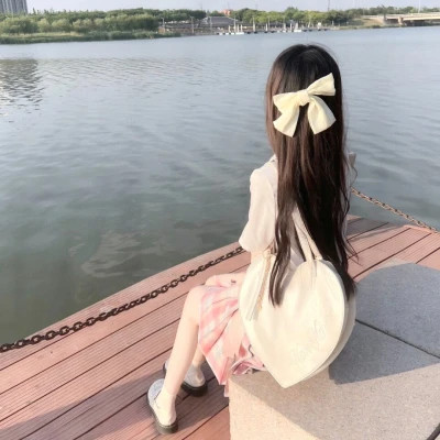 唯美女生坐着背影图片