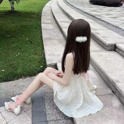 唯美女生坐着背影图片