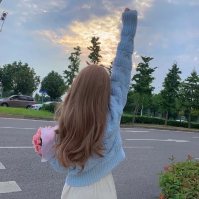 唯美夕阳抱花女生背影头像图片