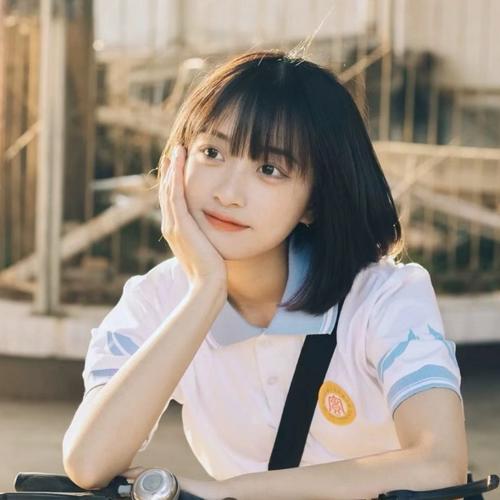 青春校园风清纯女生头像图片