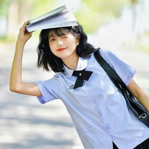 青春校园风清纯女生头像图片