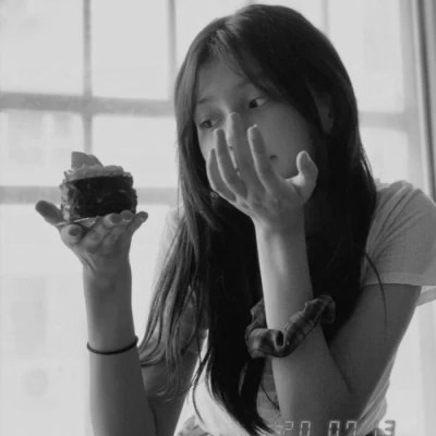 真人黑白少女风头像