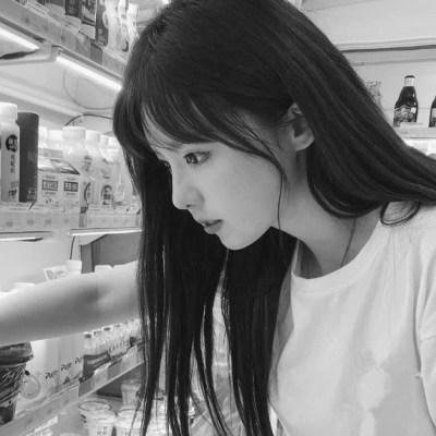 真人黑白少女风头像