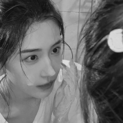 真人黑白少女风头像