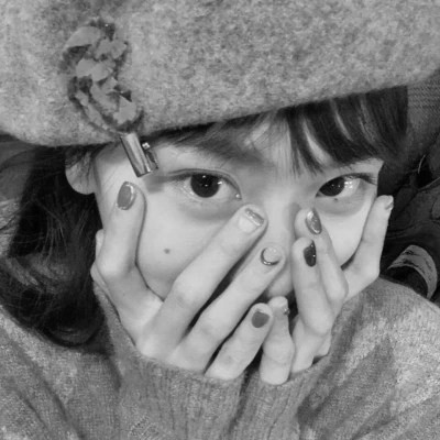 真人黑白少女风头像