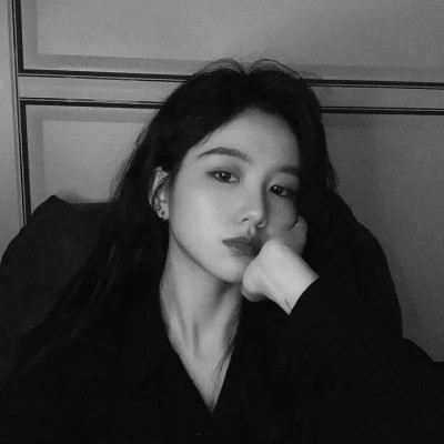 真人黑白少女风头像
