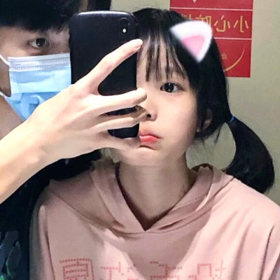 拿着手机的情侣头像