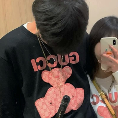 拿着手机的情侣头像