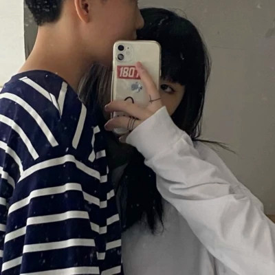 拿着手机的情侣头像