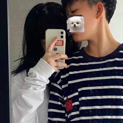 拿着手机的情侣头像