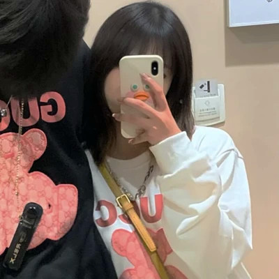 拿着手机的情侣头像