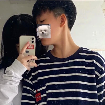 拿着手机的情侣头像